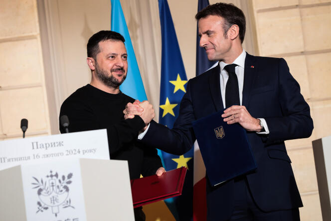 Emmanuel Macron et le président ukrainien, Volodymyr Zelensky, lors de la signature de l’accord bilatéral entre Paris et Kiev, à l’Elysée, à Paris, le 16 février 2024.