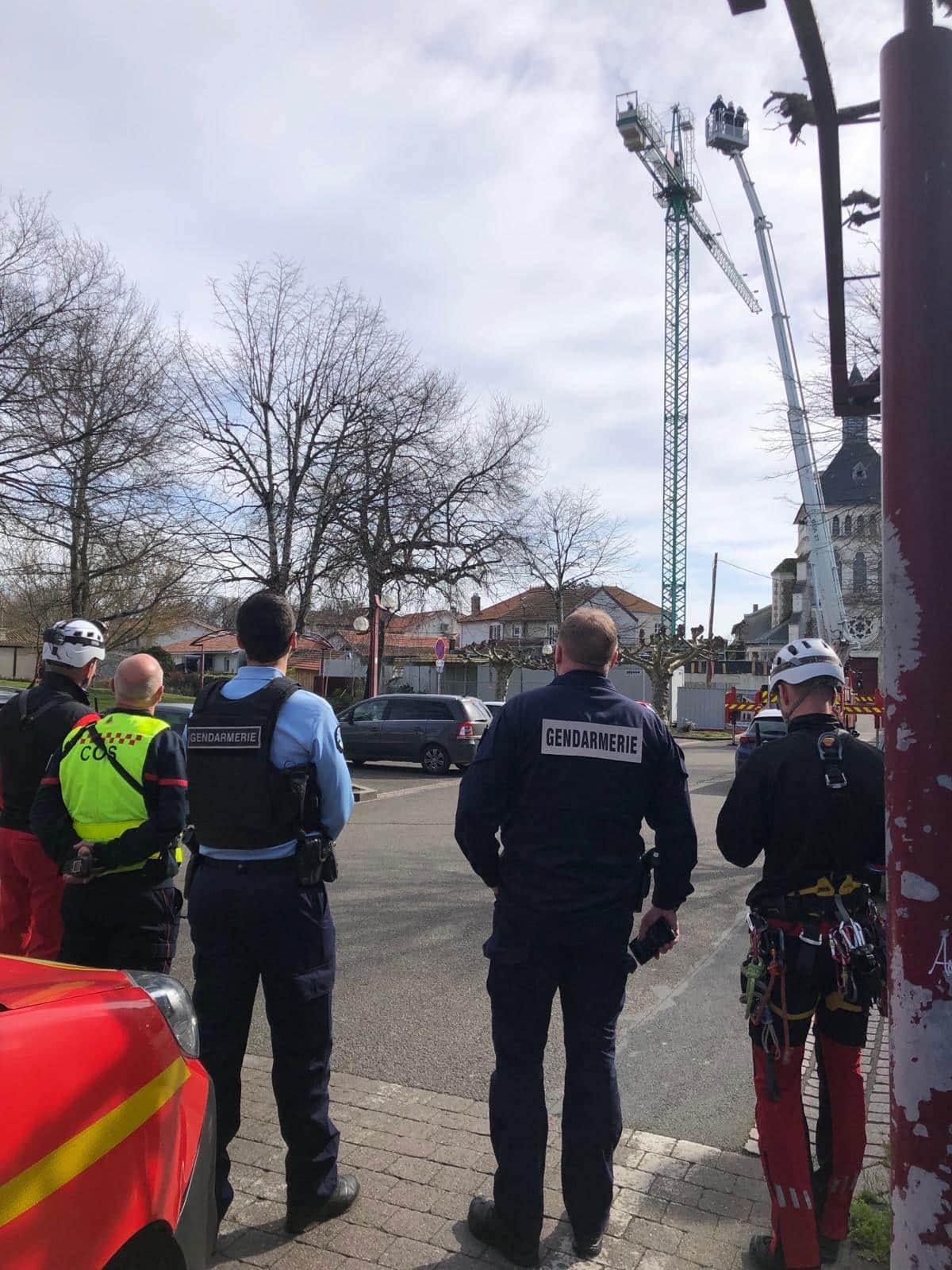 L’homme a accepté de redescendre à bord d’une nacelle du Grimp après une longue négociation avec la gendarmerie.