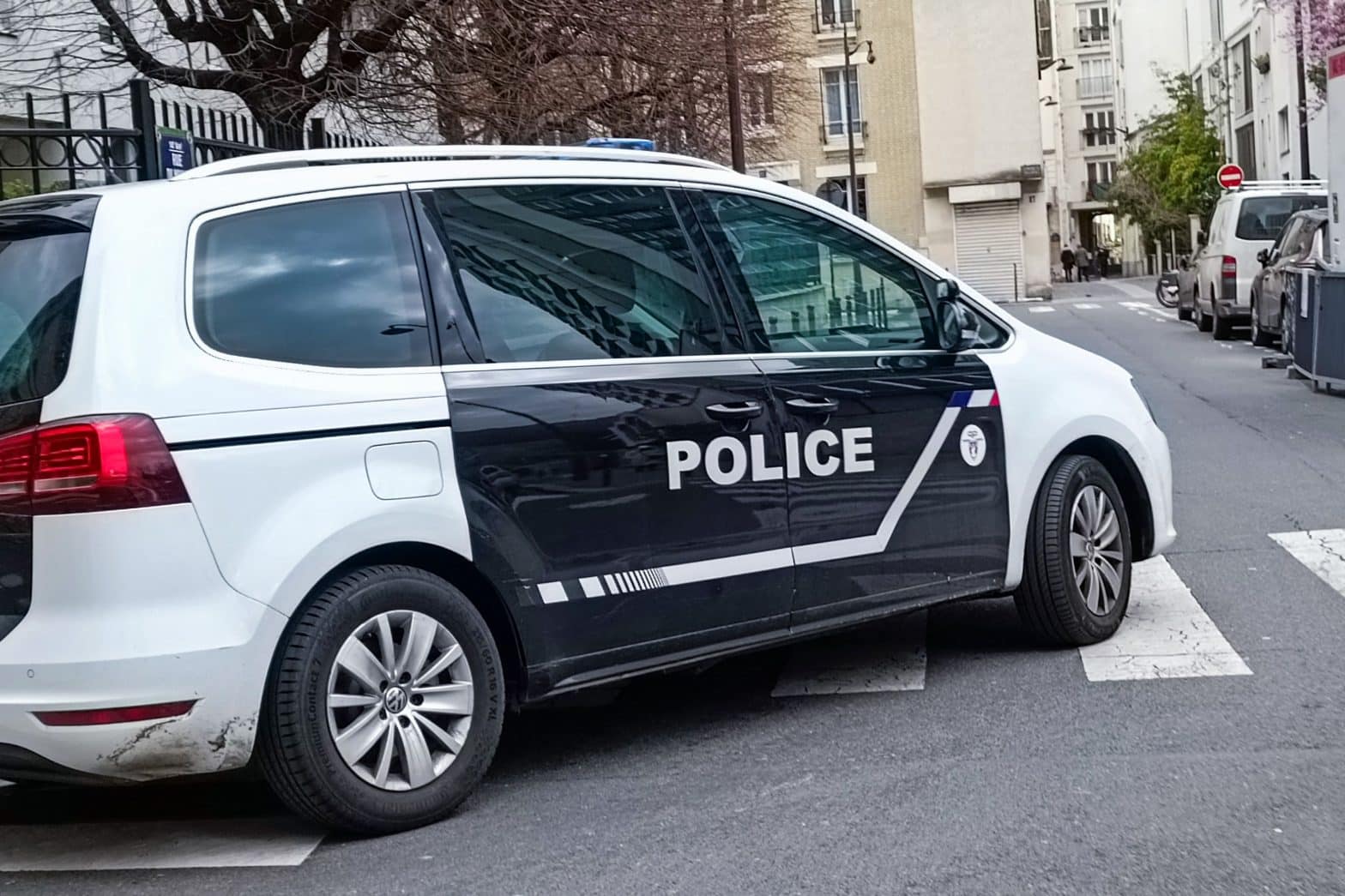 Une femme poignardée et un homme défenestré découverts à Paris