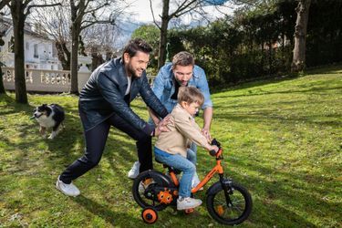 Christophe Beaugrand pose chez lui en compagnie de son mari Ghislain, leur fils Valentin et leur chiuenne Madame. Sevres, FRANCE-03/04/2024