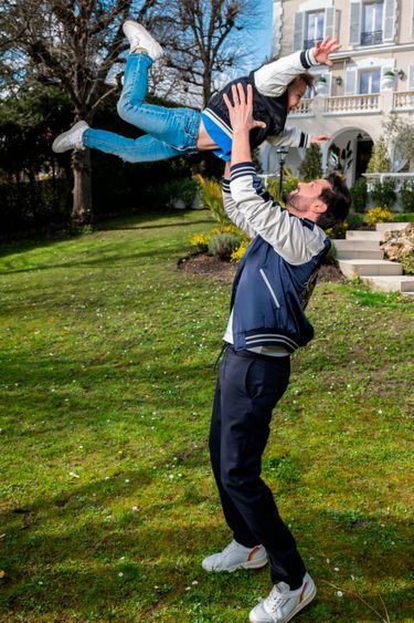 Christophe Beaugrand pose chez lui en compagnie de son mari Ghislain, leur fils Valentin et leur chiuenne Madame. Sevres, FRANCE-03/04/2024