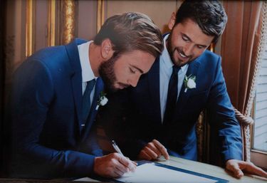 Christophe Beaugrand pose en compagnie de son mari Ghislain lors de leur mariage