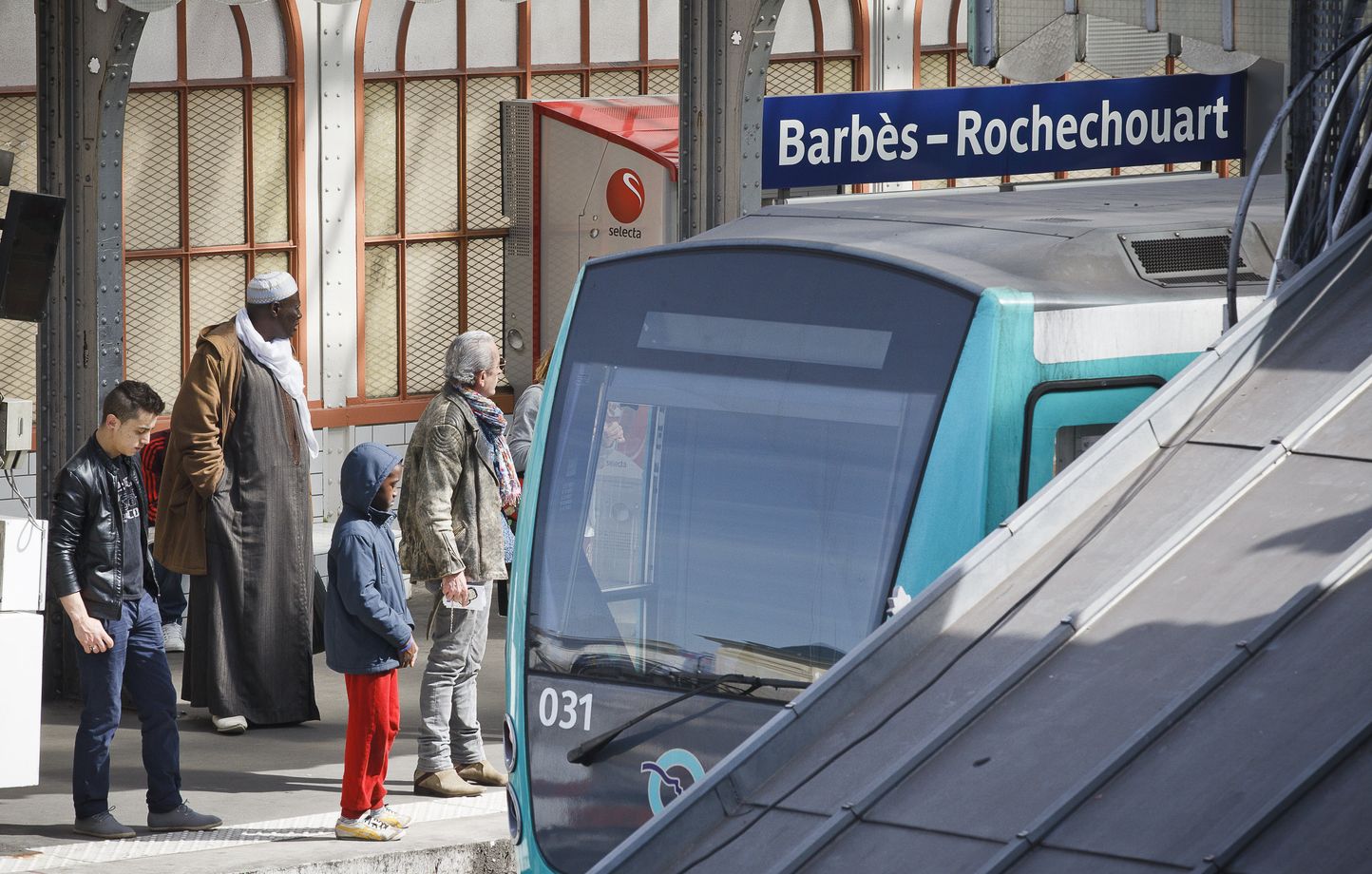 Paris : Un homme arrêté pour avoir « surfé » sur toit d’une rame de métro de la ligne 2