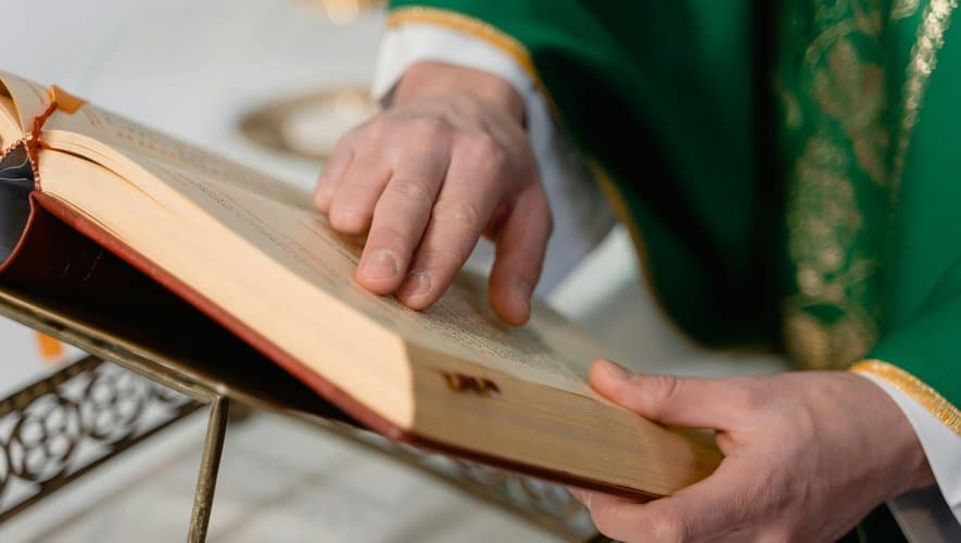 Un prêtre retraité mis en examen pour viols et agression sexuelle