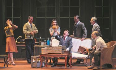 Thierry Frémont (au centre), prêt à tout pour survivre dans ce “Repas des fauves”.