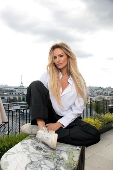 Sur le toit-terrasse du Kimpton St Honoré. Adriana aime la vie d’hôtel : à Marrakech, elle habite au Palais Ronsard Relais & Châteaux, qu’elle a ouvert avec Aram Ohanian en 2019.