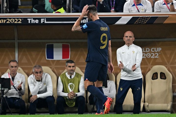 La détresse d'Olivier Giroud à sa sortie du terrain contre l'Argentine à la 41e minute de jeu.