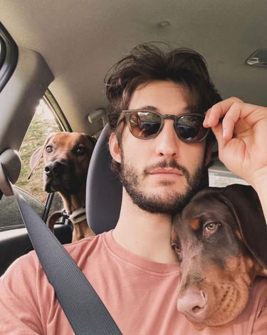 Sur Instagram, où Pierre Niney a 1,8 million d’abonnés, chacun publie photos et selfies… en bonne compagnie.