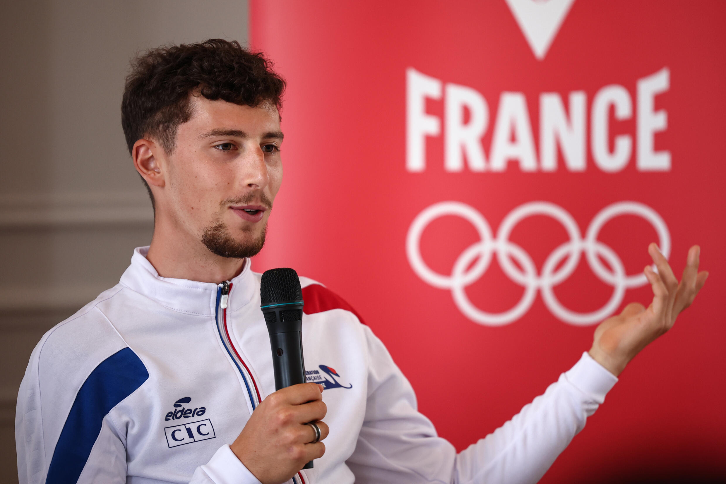 Le coureur cycliste français Kevin Vauquelin lors de la conférence de presse d'annonce de la sélection olympique pour l'épreuve de cyclisme en ligne, le 8 juillet à Orléans