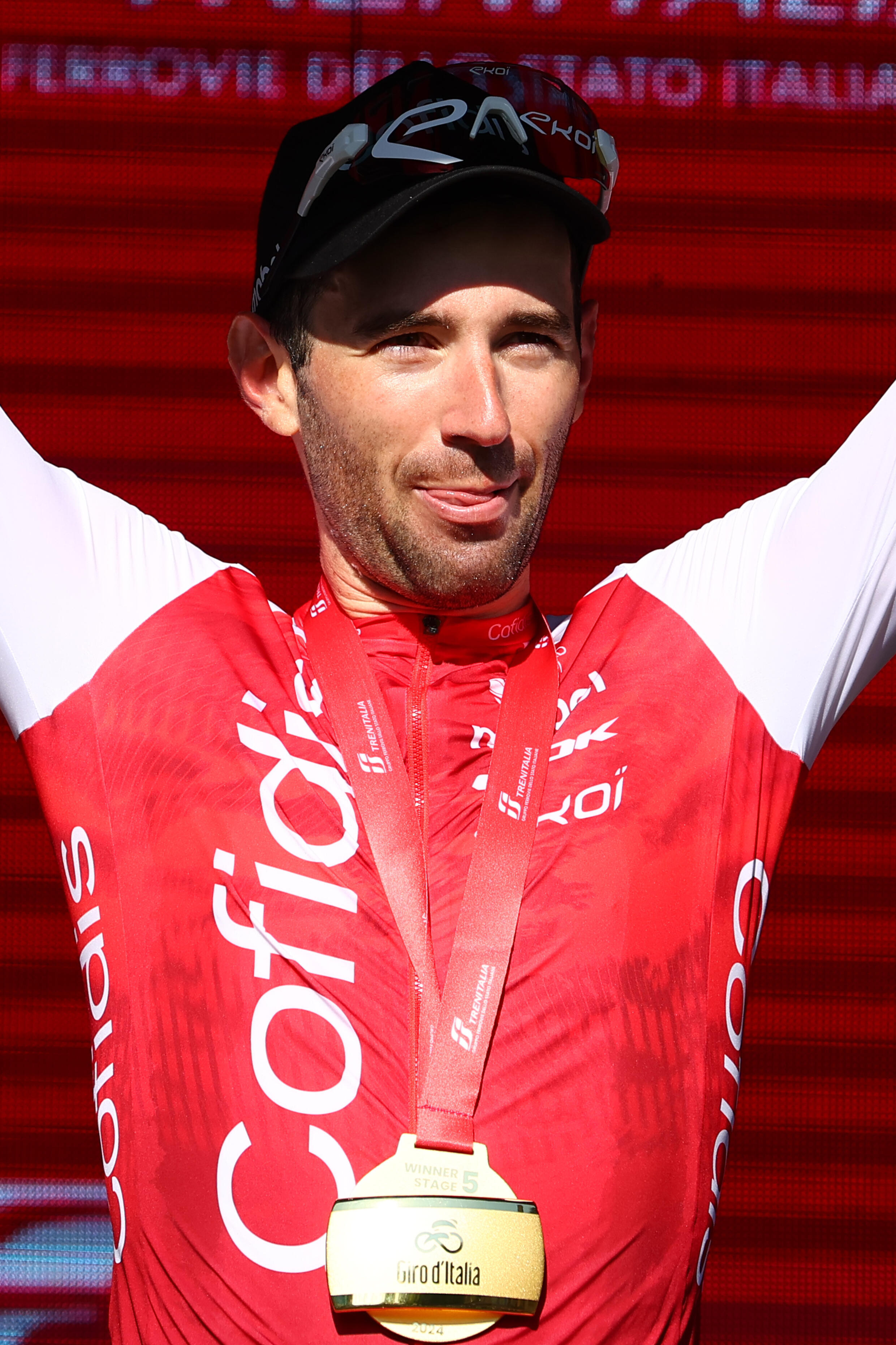 Le cycliste français Benjamin Thomas célèbre sa victoire dans la cinquième étape du Giro d'Italia le 8 mai 2024 à Lucca, en Toscane