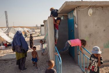 Sur le calendrier punaisé dans sa chambre, le garçonnet pointe du doigt la date à laquelle il ira voir sa mère, incarcérée dans l’attente de son procès.