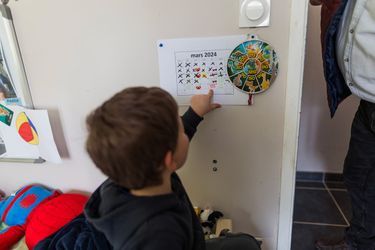 Sur le calendrier punaisé dans sa chambre, le garçonnet pointe du doigt la date à laquelle il ira voir sa mère, incarcérée dans l’attente de son procès.