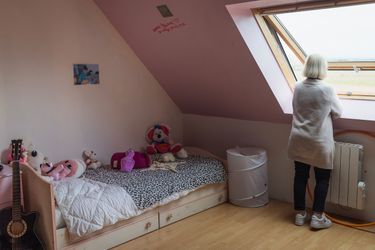 La chambre de ses trois petits-enfants est prête, mais Catherine ne les voit pas souvent car ils sont placés dans un foyer.