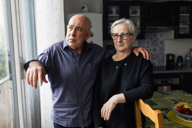 Un couple brisé : Joëlle et Hocine, chez eux, à Trappes, le 17 mai.