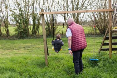 Dans son jardin, Roger a construit une balançoire pour son petit-fils.