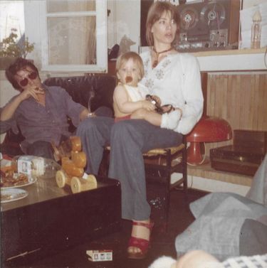 Dans leur maison de la rue Hallé (Paris, XIVe ), où la famille emménage en 1974, peu après la naissance de Thomas.