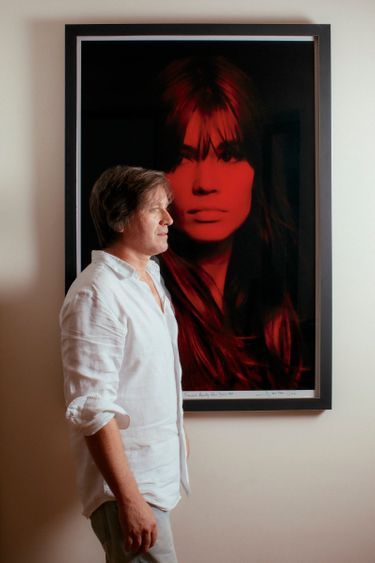 Thomas Dutronc devant le portrait d’une idole de 23 ans, sa mère Françoise Hardy. Chez lui, à Lumio, en Corse, le 1er septembre