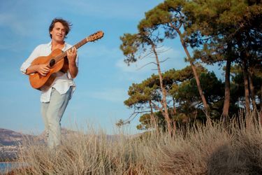 La guitare manouche et le ciel limpide de la Corse : deux conditions du bonheur « à la Dutronc ». Sur la plage de Calvi, le 1er septembre