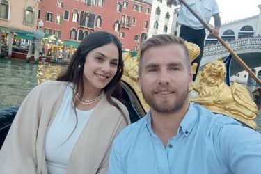 Les amoureux à Venise cinq mois avant la tragédie. Ben demande Gali en mariage.