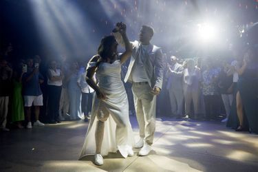 Leur plus beau jour. Selon la tradition, le marié a brisé un verre avec sa jambe droite. Gali, elle, avait une prothèse couverte de perles et de sequins. Le 25 juillet.