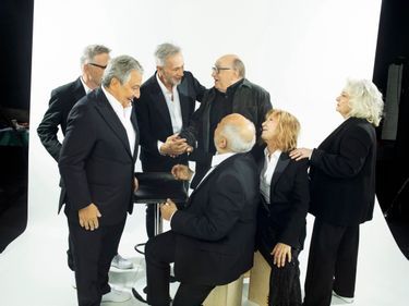 Une séance photo historique qui immortalise leurs ultimes retrouvailles. Autour de Michel Blanc, de g.à dr: Bruno Moynot, Christian Clavier, Thierry Lhermitte, Gérard Jugnot, Marie-Anne Chazel et Josiane Balasko. À Paris, le 13 avril.