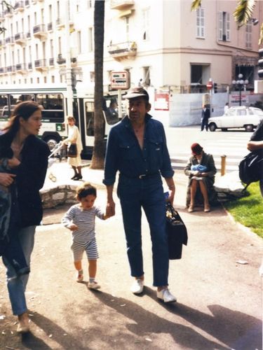 Promenade en famille avec Lulu, le deuxième fils du chanteur.