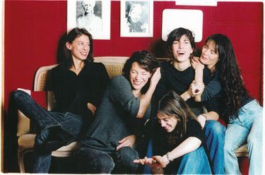 Les femmes de la famille Gainsbourg. De gauche à droite : Kate Barry, Jane Birkin, Charlotte Gainsbourg, Lou Doillon et Bambou.