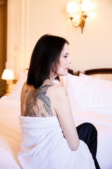 Sur son épaule, un Phénix, l’oiseau qui renaît de ses cendres. À l’hôtel Raphaël.