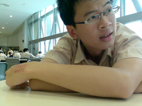 Flickr Zhenjie essayant d'avoir l'air cool. Même avec des mots stupides sur sa main