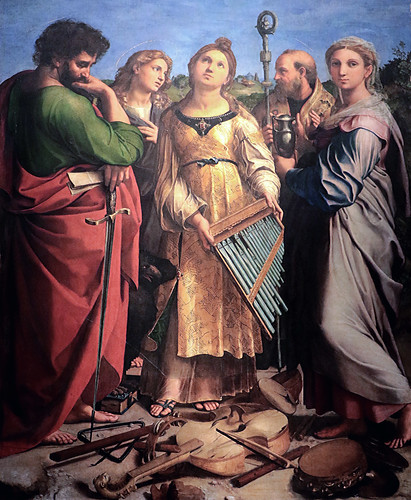 Flickr Raphael Sanzio (1483-1520) - Ecstasy de Saint Cecilia Beteween Saint Paul, John the Evangelist, Augustine et Mary Magdalene (1518) - Huile sur le transport du panneau sur toile 236 x 149 cm - Bologne Le célèbre peinture, Masterpiece de la maturité de Raffaello, dépeint le moment de l'établissement de l'Etasi di Santa. Cecilia, dans laquelle le saint laisse les cannes du corps porteur glisse qui a encore entre ses mains, un symbole de joies terrestres et tourne son regard vers le chœur des anges, emblème de l'amour divin. Les saints qui la couronnent ne sont pas impliqués dans l'expérience mystique de Cecilia, mais expriment aussi, avec le jeu de looks, l'idée de l'amour absolu en contraste avec l'amour terrestre. St. Paolo Medita observant les instruments de musique sur le terrain, les saints Giovanni et Agostino sont concentrés dans un dialogue intense de regards, Maria Maddalena s'adresse à l'observateur qui l'invitant à assister au mystère et montrant le vase contenant l'huile avec laquelle il voulait graisse, ému par l'amour, les pieds du Christ. Raffaello attribue à la figure humaine le rôle de l'élément central de la représentation, réunissant le groupe de saints dans un espace collecté en demi-cercle qui fait allusion à l'abside d'une église et réduisant le paysage du paysage. L'originalité de la «nature morte» des instruments de musique au premier plan pour l'exécution duquel Raffaello a utilisé son étudiant et collaborateur Giovanni Da Udine. La peinture a été réalisée à Rome, puis amenée à Bologne pour être placée dans l'église de San Giovanni à Monte dans la chapelle de la famille d'Elena Duglieoli de l'huile. Autour d'Elena, une femme en culture, dévouée et dévouée aux œuvres de charité, s'était propagée dans la ville, à partir de 1506, une profonde vénération: la vie de la femme était unie à celle de Santa Cecilia pour la chasteté vécue dans le mariage et pour ses visions mystiques. The subject therefore revolves around the identification between Cecilia and Elena expressed in the iconography of ecstasy and in collateral themes: the renunciation of the pleasures of social life is represented by broken musical instruments and thrown on the ground, while the exaltation of virginity is recalled by the traditional symbol of chastity of the high belt that closes the refined guise of the Santa Giorgio Vasari, which constitutes the most ancient source, La commission au cardinal Lorenzo Pucci frère de l'évêque Antonio Pucci qui, pendant son séjour bolognais, avait conclu une relation avec Elena Duglieoli de l'huile. L'arrivée de la peinture du plus grand artiste de la cour papale avec un sujet lié au culte d'Elena Duglieli représentait un élément de propagande important pour la restauration du pouvoir papal pour la bologne. Dans l'environnement artistique émilien, l'excellence stylistique et la portée innovante du