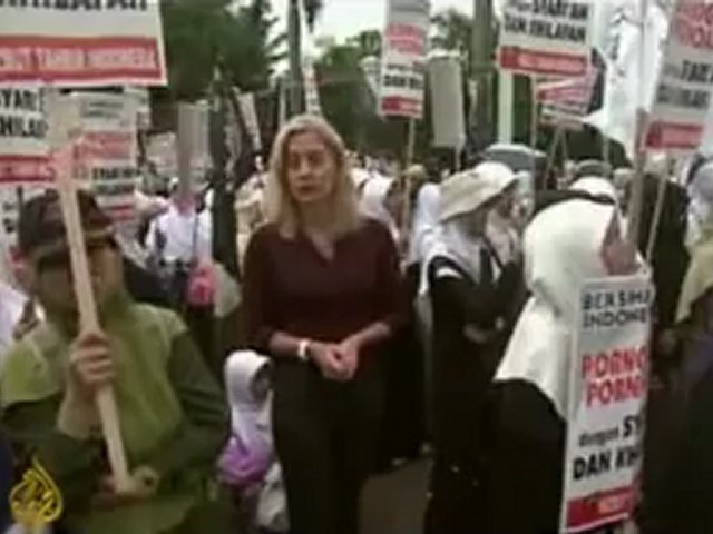 Vimeo Indonesians split over anti-porn law - 30 Oct 2008