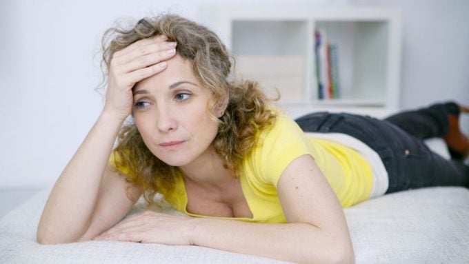 Femme allongée sur un lit