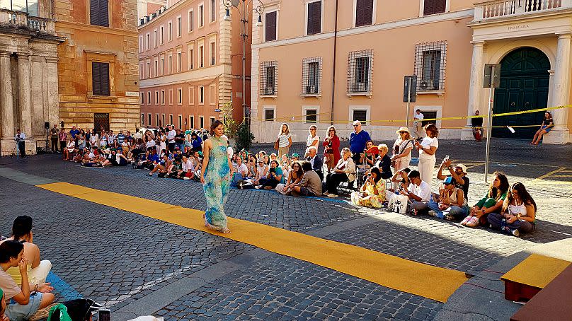 Un moment du défilé "Vêtements d'espoir" organisé dans le cadre du Jubilé des jeunes à Rome.